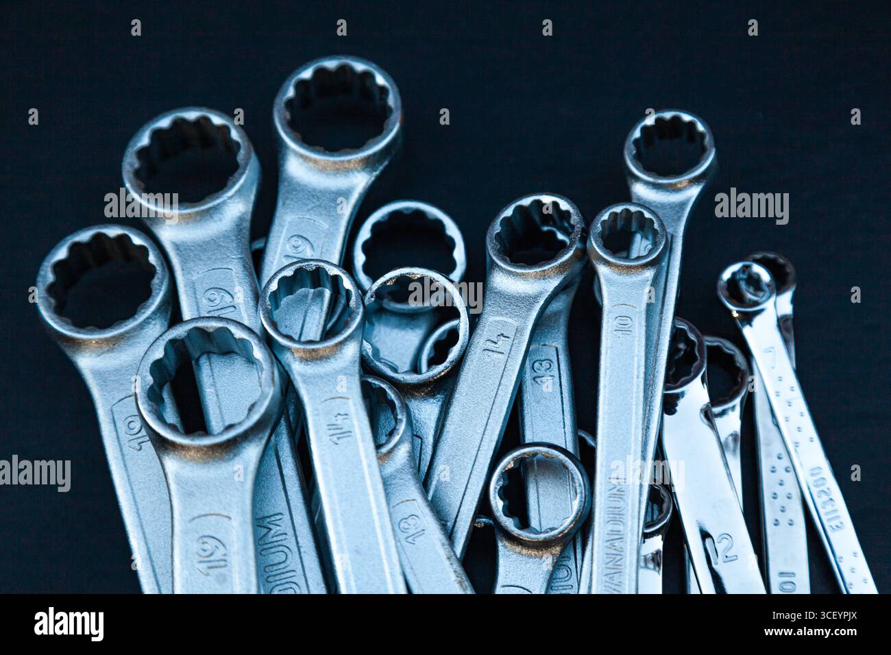 Stapel neuer Schraubenschlüssel auf schwarzem Hintergrund, Nahaufnahme. Stockfoto