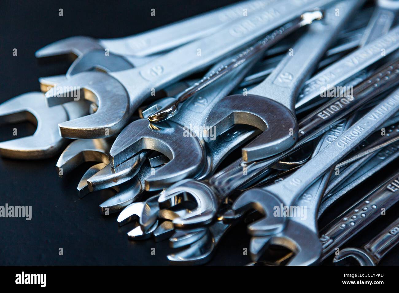 Stapel neuer Schraubenschlüssel auf schwarzem Hintergrund, Nahaufnahme. Stockfoto