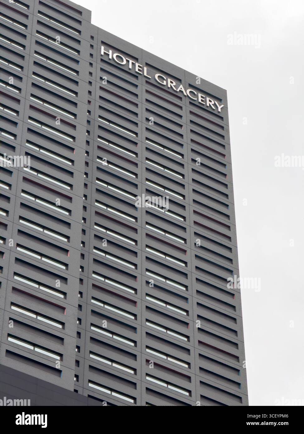 Hotel Gracery Shinjuku im Shinjuku Toho Building, einem Wolkenkratzer in Kabukicho, Shinjuku, Tokio, Japan. - Smartphone-aufgenommenes Stockfoto