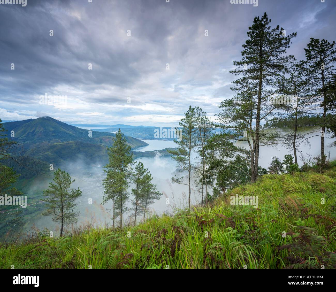 Der Lake Toba in Nord-Sumatra, Indonesien, ist ein atemberaubendes Reiseziel, das die natürliche Schönheit der Region zeigt Stockfoto