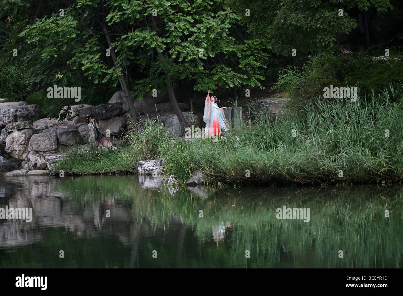 Taiyuan, Chinas Provinz Shanxi. August 2025. Ein Besucher posiert für Fotos im Jinci-Tempel in Taiyuan, nordchinesischer Provinz Shanxi, 7. August 2025. UM ZU 'Across China: Historischer Frühling sieht Wiederbelebung nach Öko-Restaurierung, Kohlebergbau-Schließungen' Credit: Zhan Yan/Xinhua/Alamy Live News Stockfoto
