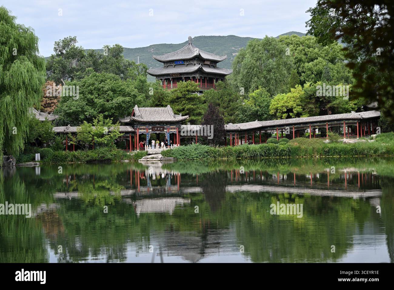 Taiyuan, Chinas Provinz Shanxi. August 2025. Besucher besuchen den Jinci-Tempel in Taiyuan, nordchinesische Provinz Shanxi, 7. August 2025. UM ZU 'Across China: Historischer Frühling sieht Wiederbelebung nach Öko-Restaurierung, Kohlebergbau-Schließungen' Credit: Zhan Yan/Xinhua/Alamy Live News Stockfoto