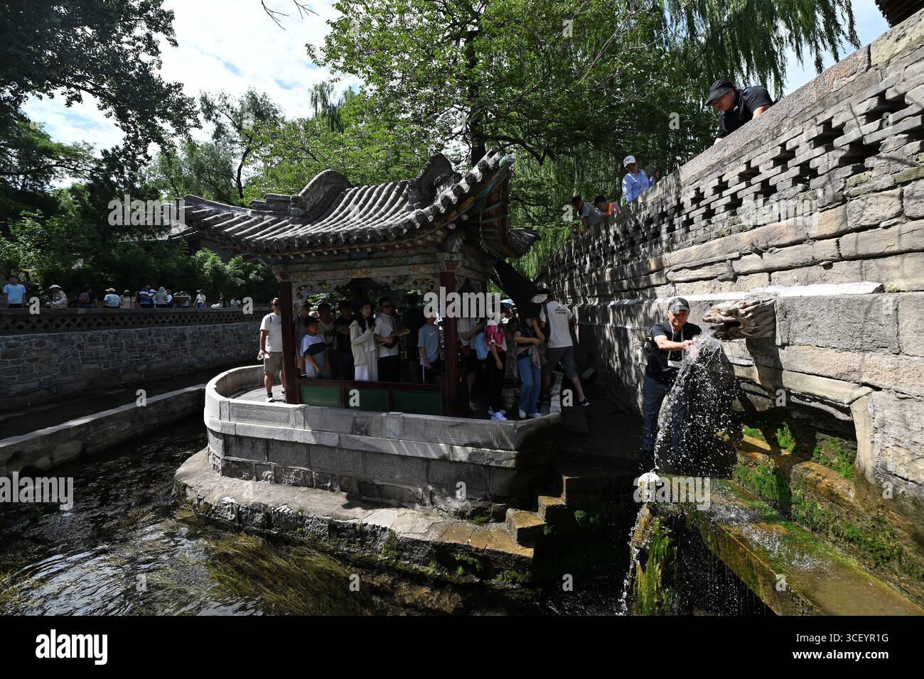 Taiyuan, Chinas Provinz Shanxi. August 2025. Besucher besuchen die Nanlao-Quelle am Jinci-Tempel in Taiyuan, nordchinesischer Provinz Shanxi, 7. August 2025. UM ZU 'Across China: Historischer Frühling sieht Wiederbelebung nach Öko-Restaurierung, Kohlebergbau-Schließungen' Credit: Zhan Yan/Xinhua/Alamy Live News Stockfoto