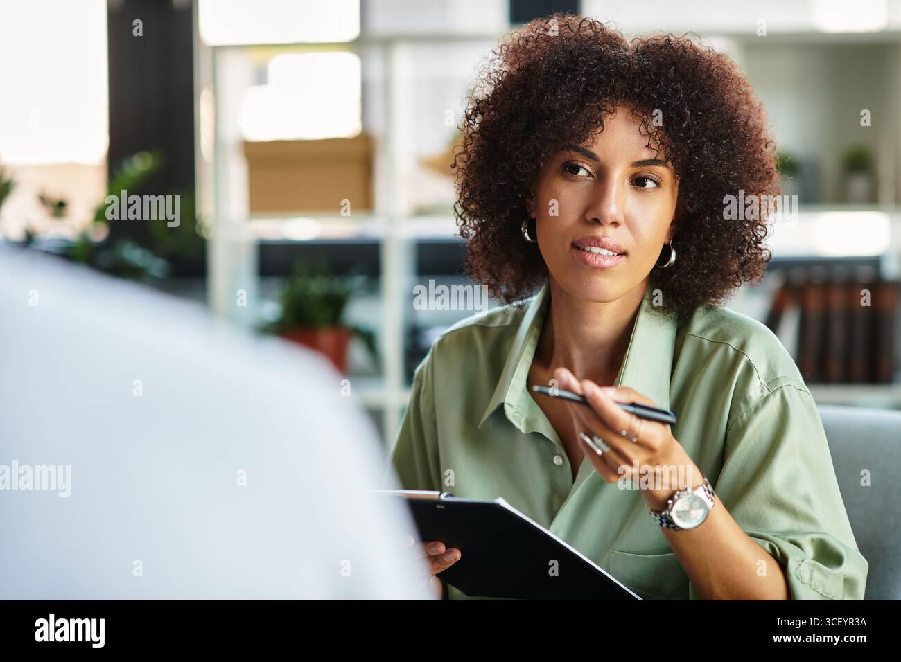 Eine Frau, die ein Interview in einem eleganten Studio führt, ein Interview führt und Ziele durchführt. Stockfoto