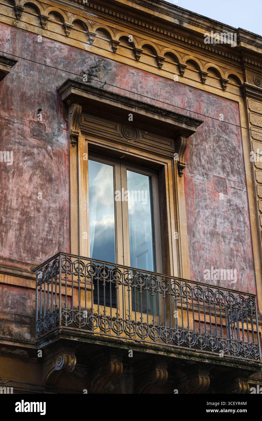 Blassendes Licht. Verblasste Wände, alte Fassade. Stumme Geschichten Stockfoto
