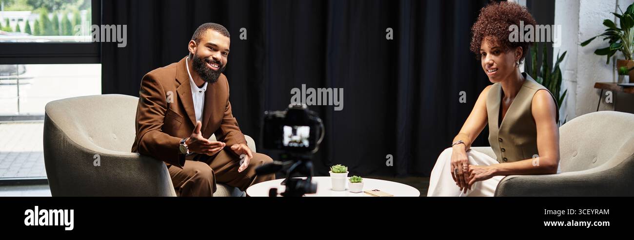 Zwei junge Berufstätige nehmen an einem Interview Teil, das eine dynamische Interaktion zeigt. Stockfoto