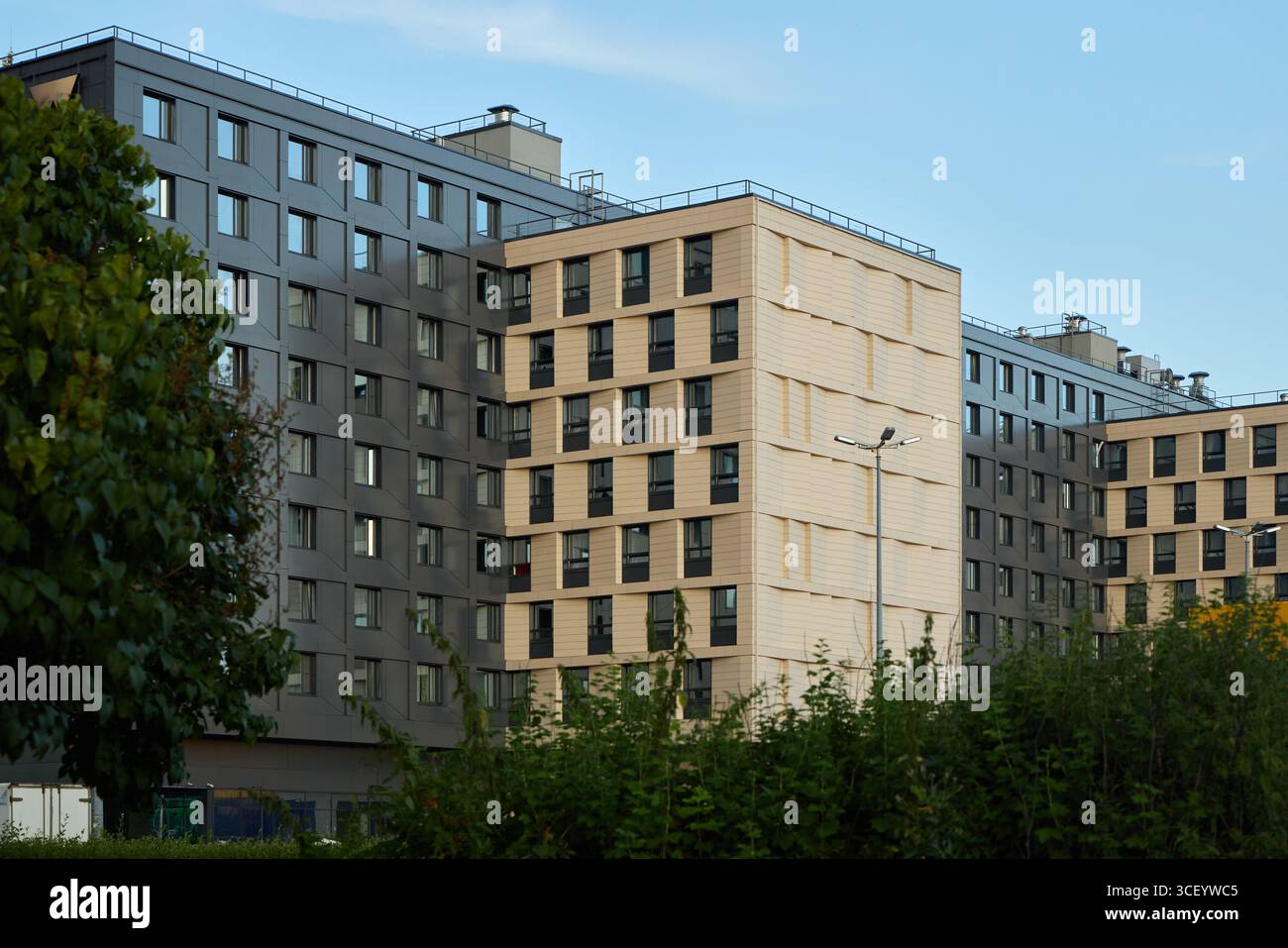 Moderne städtische Architektur mit innovativen Fassaden, die Ästhetik und Funktionalität verbessern Stockfoto