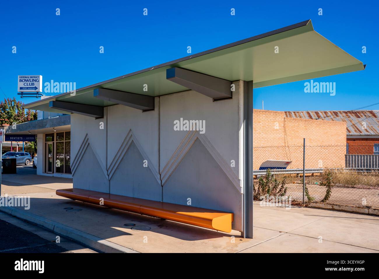 Eine moderne Bushaltestelle im Art-Deco-Design, passend zu den vielen Art-Deco-Gebäuden in der Stadt Leeton in New South Wales, Australien Stockfoto