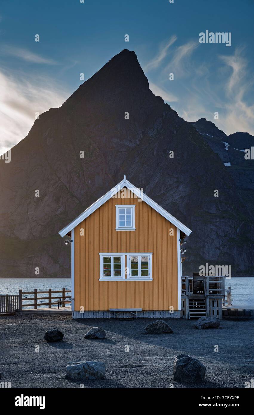 Fischerhütte im Dorf Sakrisøy, Lofoten-Inseln, Norwegen Stockfoto