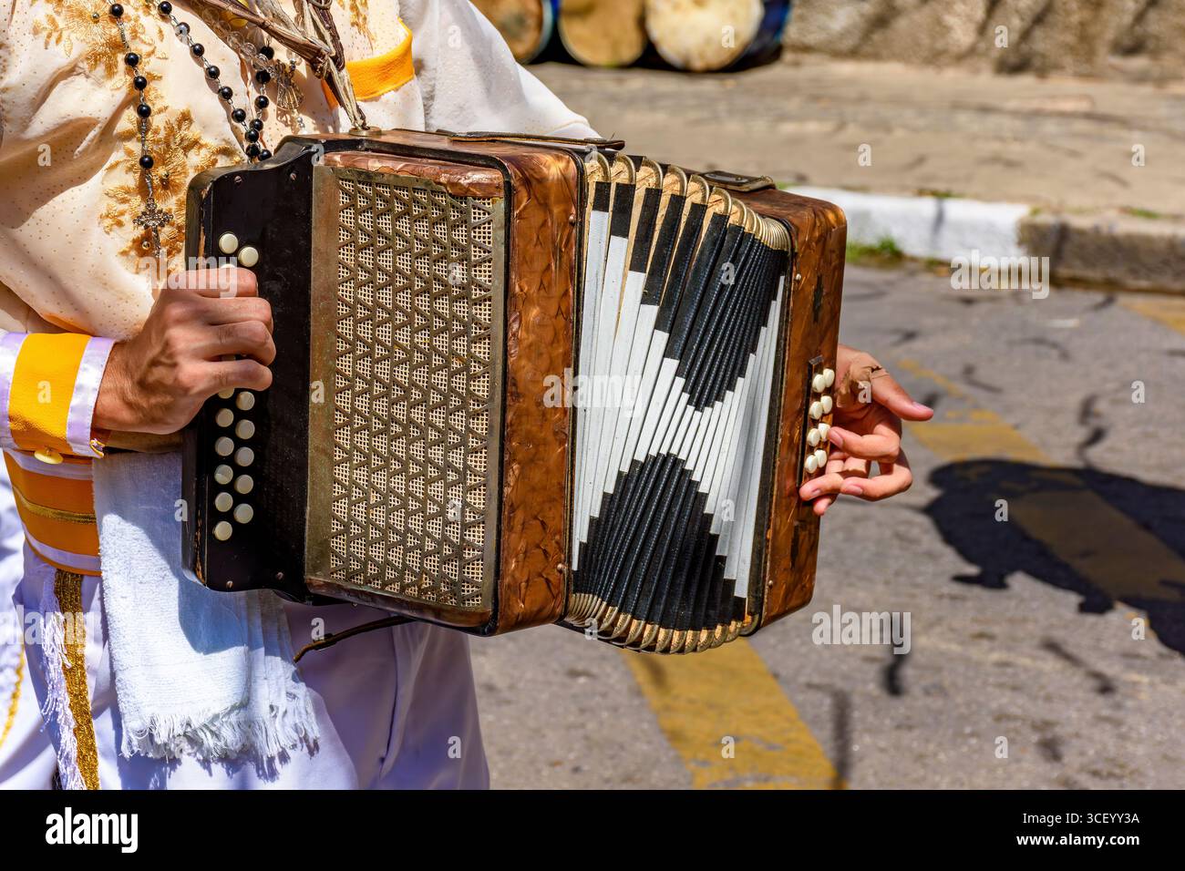 Akkordeonist mit seinem Instrument beim Congado Festival in Minas Gerais Stockfoto