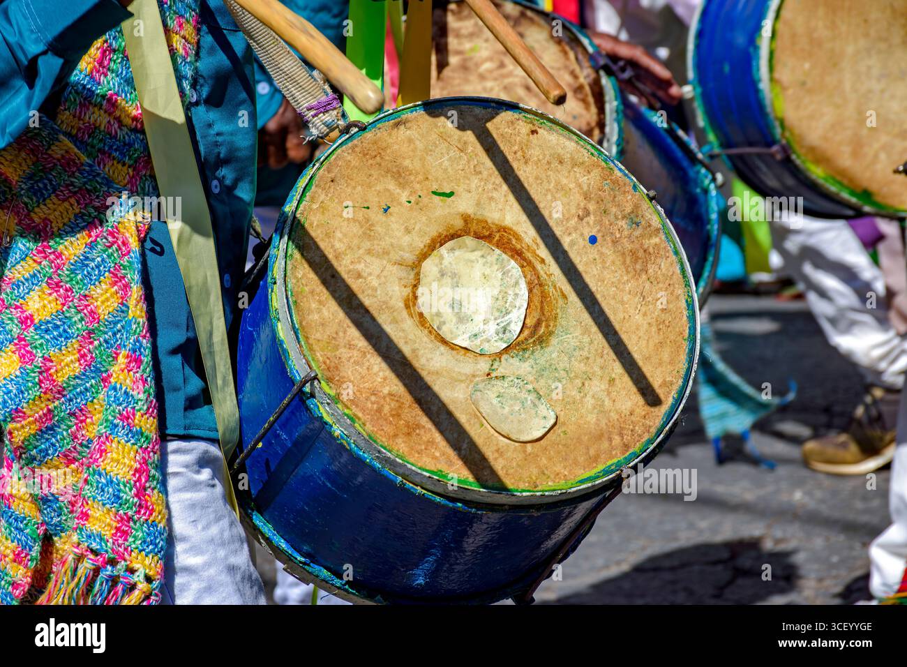 Congado Festival mit Musikern und ihren Trommeln und bunten Kleidern auf den Straßen von Belo Horizonte, Minas Gerais Stockfoto