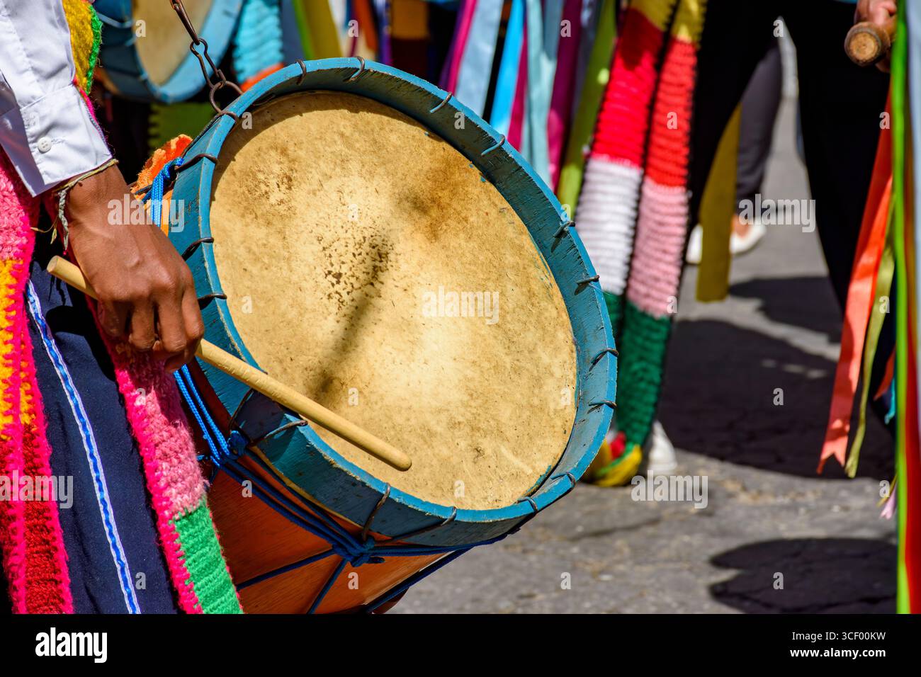 Trommeln und bunte Kleidung beim Congado Festival in Minas Gerais Stockfoto