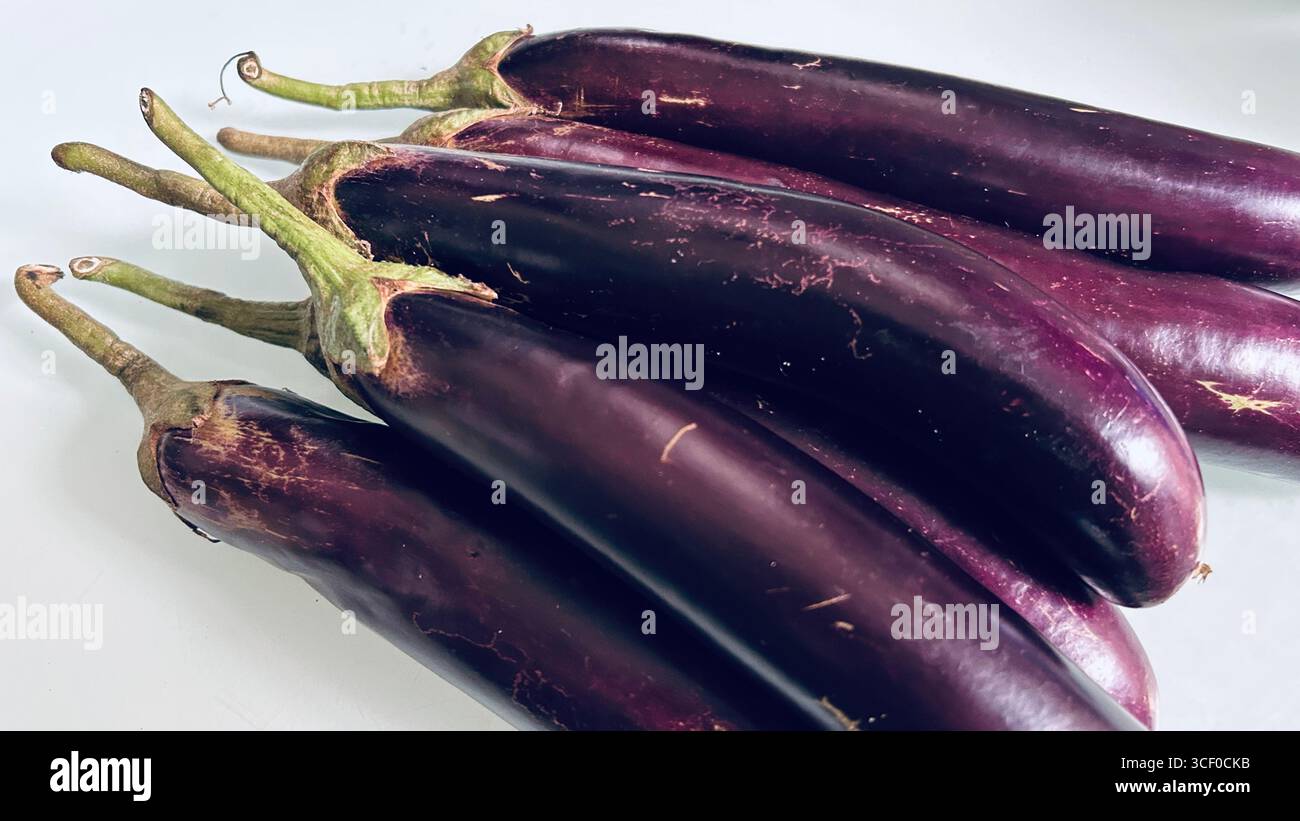 Auberginen, isoliert auf weißem Hintergrund Stockfoto