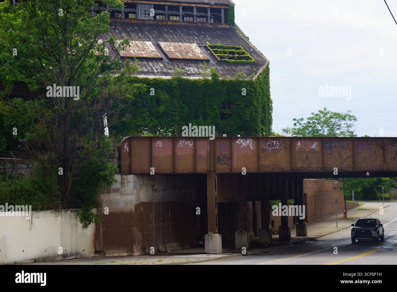 Verlassenes Gebäude und Überführung in Cleveland Stockfoto