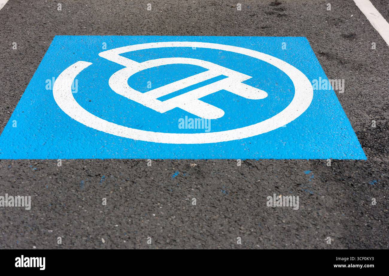 Parkplatz für Elektroautos beim Morrisons Supermarkt, Kettering, England. Stockfoto