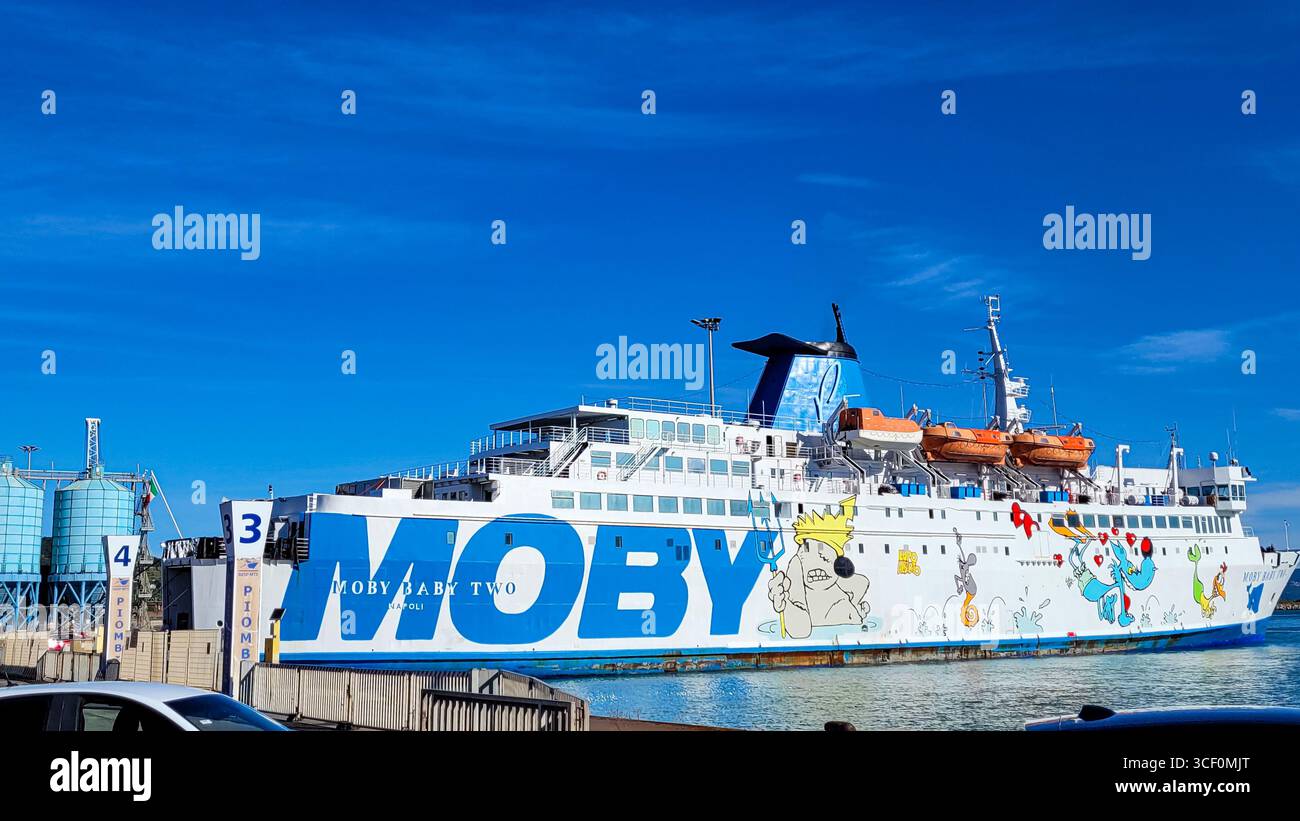 Blick auf die Moby Lines Fähre im Hafen für das Einsteigen von Passagieren. Im Hintergrund - blauer Himmel. September 2025. Livorno, Italien. Stockfoto