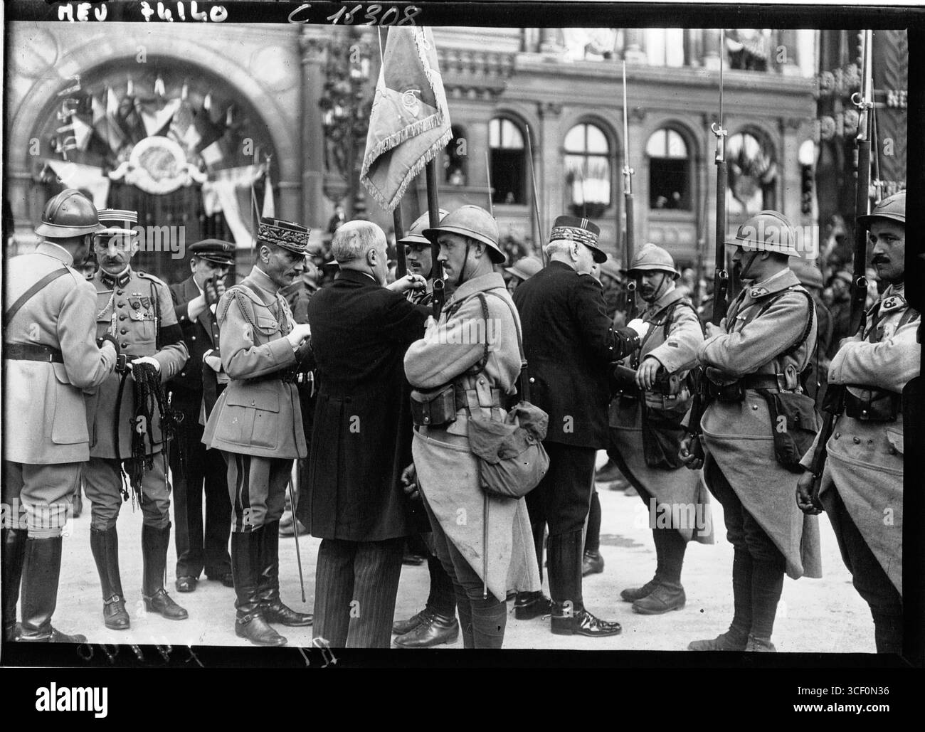 Im Hôtel de Ville 1919 schmückt der französische Präsident Raymond Poincaré einen Soldaten. Das Ereignis war eine bedeutende Anerkennung des Militärdienstes und der Opfer nach dem Ersten Weltkrieg. Stockfoto