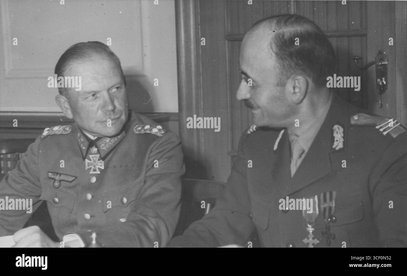 General Heinz Guderian (links), deutscher Panzerinspektor, spricht 1944 mit General Gheorghe Rozin (rechts), rumänischer Panzerinspektor. Stockfoto