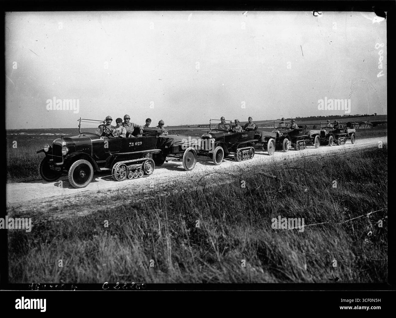 Im September 1922 wurde ein Halbspurfahrzeug Citroën-Kégresse mit Munitionsanhängern im Militärlager Châlons getestet. Diese Fahrzeuge wurden bei militärischen Manövern auf ihre Geländegängigkeit geprüft. Stockfoto