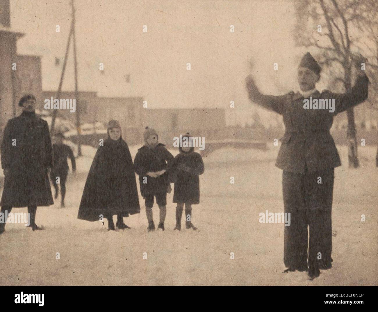 Im Februar 1940 leitet ein Soldat einen Chor eines regionalen Schutzregiments in Aulnois. Der Auftritt war für drei Zivilisten gedacht, und der Anführer weckt Interesse an ihren Stimmen und deutet auf eine mögliche neue Berufung hin. Stockfoto