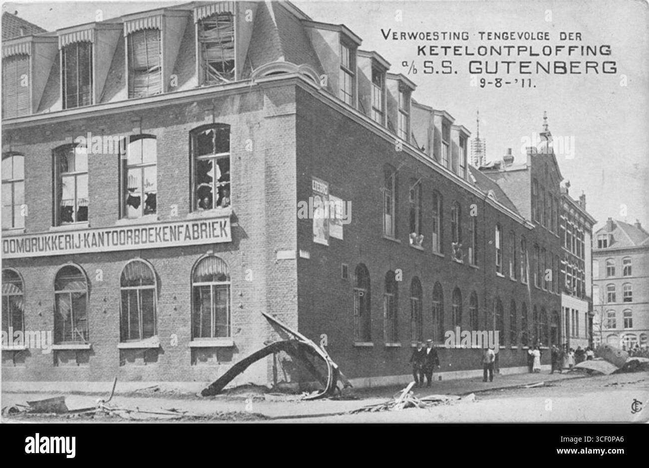 1911 liegen nach einer Explosion Reste des Dampfkessels des Rheinschiffes Gutenberg auf der Prins Hendrikkade. Die Katastrophe ereignete sich am 9. August 1911. Stockfoto