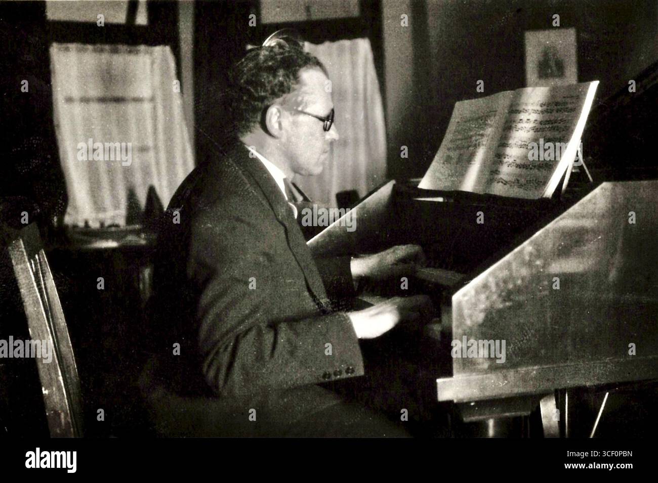 Der deutsche Komponist Eduard Zuckmayer spielt Cembalo in der Schule am Meer auf der Insel Juist, um 1930. Dieses Foto wurde während seiner Zeit als Musikpädagoge an der Schule aufgenommen. Stockfoto