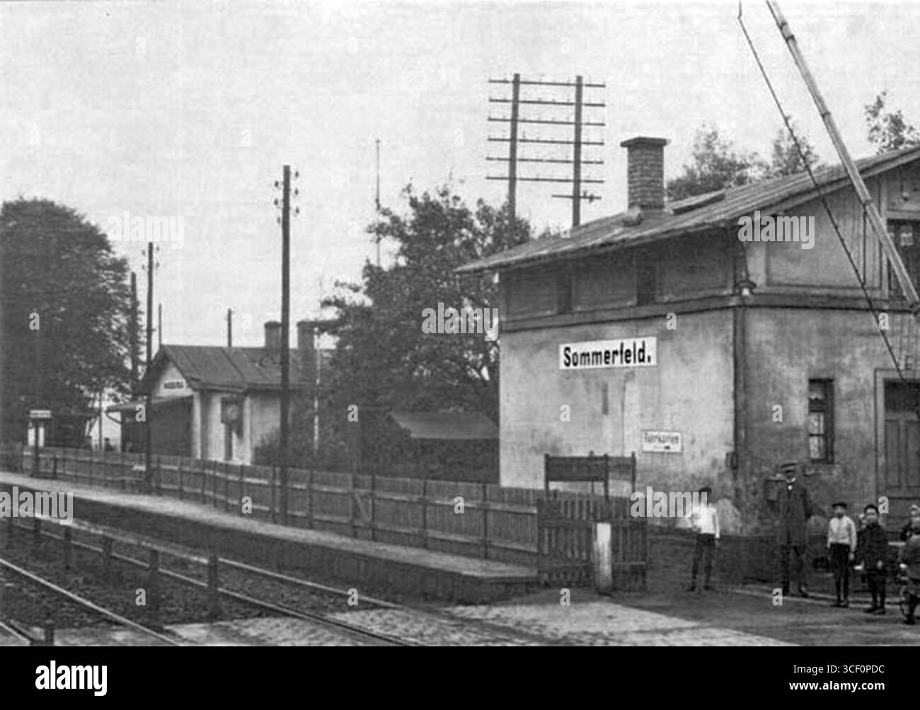 Dieses Foto von 1913 zeigt den Bahnhof Sommerfeld an der Bahnstrecke Leipzig–Dresden. Der Bahnhof wurde nach der Fusion mit Engelsdorf in Engelsdorf-Ost umbenannt. Stockfoto