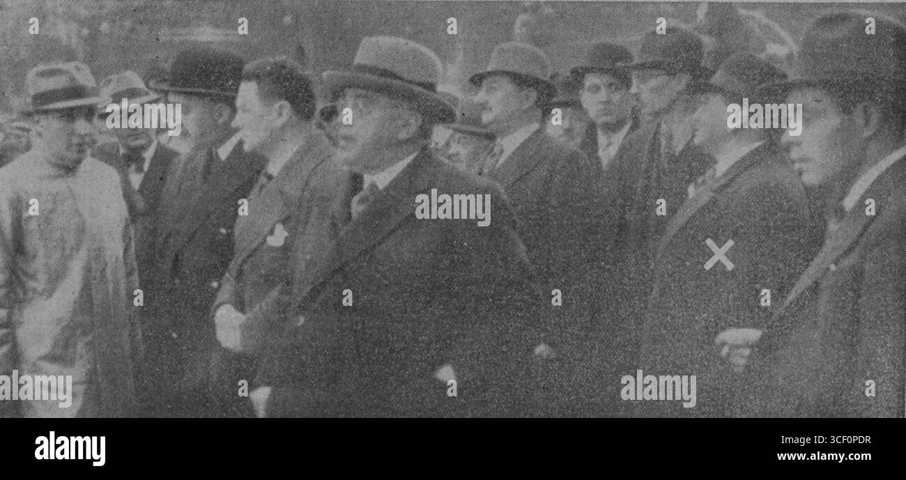 Edouard Daladier und Albert Sarraut werden bei der Überwachung der Rettungseinsätze nach dem Brand in den Galerien von Nouvelles gesehen, wie Paris-Soir am 30. Oktober 1938 berichtete. Stockfoto