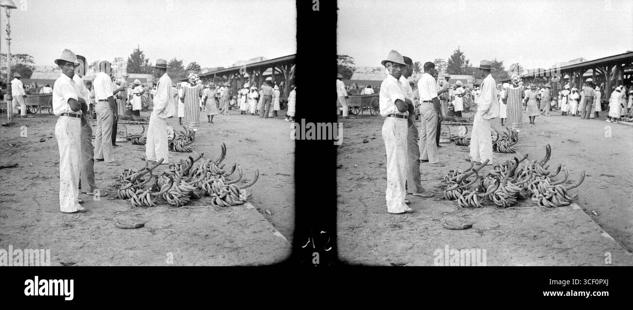 Ein Stereonegativ aus dem Jahr 1940, das Männer britisch-indischer Herkunft beim Verkauf von Bananen darstellt. Das Glasnegativ misst 5,7 x 12,7 cm. Stockfoto