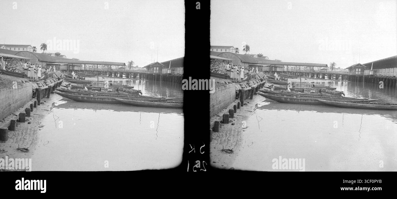 Ein Stereonegativ aus dem Jahr 1940, das auf dem Marktgelände entlang des Waterkant in Paramaribo vertäut ist. Das Glasnegativ misst 5,8 x 12,7 cm. Stockfoto
