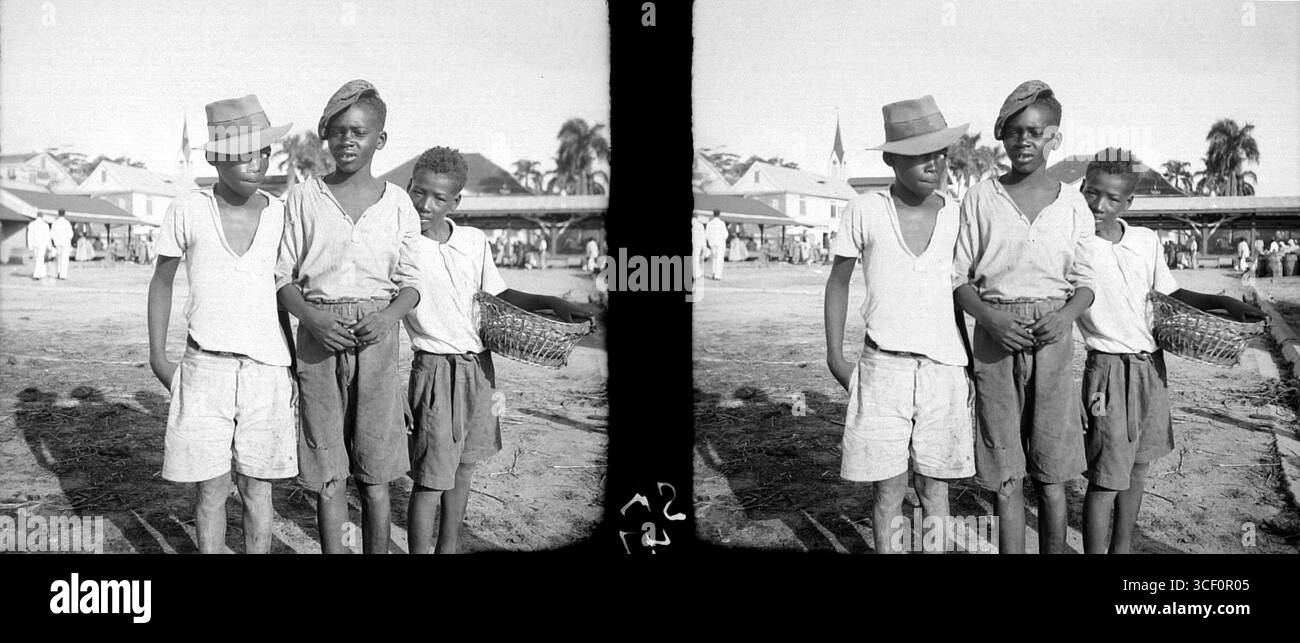 Ein Stereonegativum, das vor 1940 hergestellt wurde und zeigt, wie Kinder auf einem Markt um Geld bitten. Das Glasnegativ misst 6,1 x 12,9 cm. Stockfoto