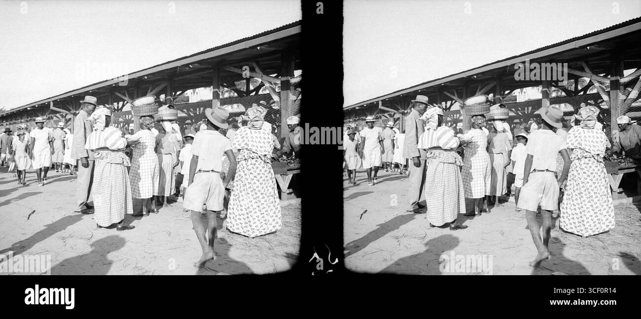 Ein Stereonegativ aus dem Jahr 1940, das Besucher vor einer Markthalle zeigt. Das Glasnegativ misst 5,7 x 12,6 cm. Stockfoto