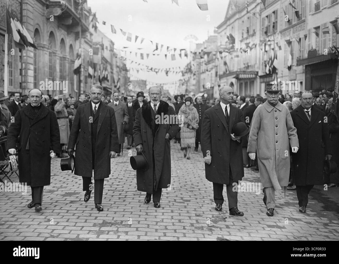 Dieses Pressefoto vom 24. Oktober 1926 zeigt die Einweihung des Deschanel-Denkmals. Zu den hier gezeigten gehören Raoul Péret, Louis Barthou, Paul Roussard und General Lasson. Stockfoto