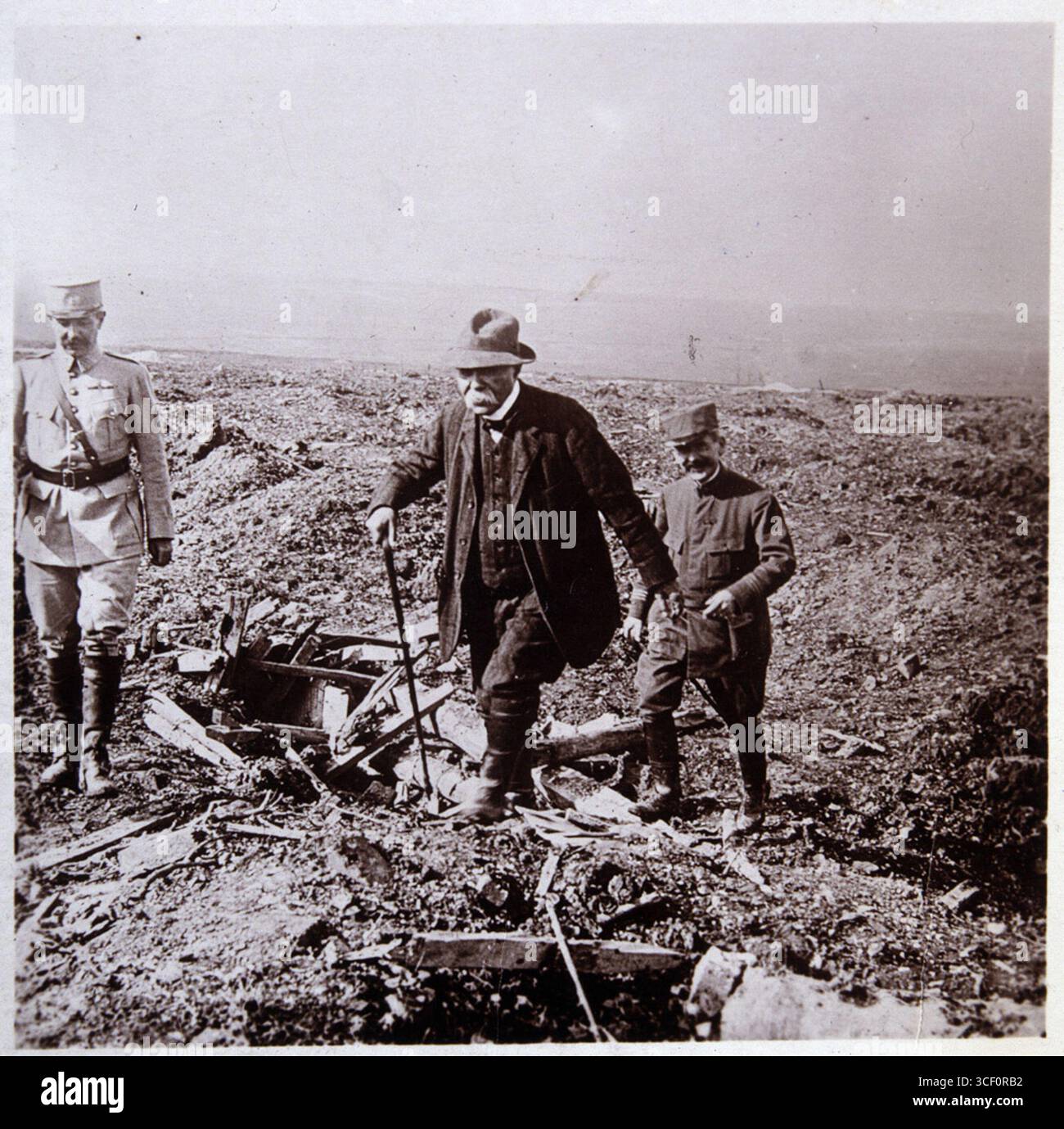 Premiere guerre mondiale: Georges Clemenceau (1841–1929) et Son fils a Maurepas dans la Somme en 1916. Photographie ©Collection Sirot-Angel/Leemage Stockfoto