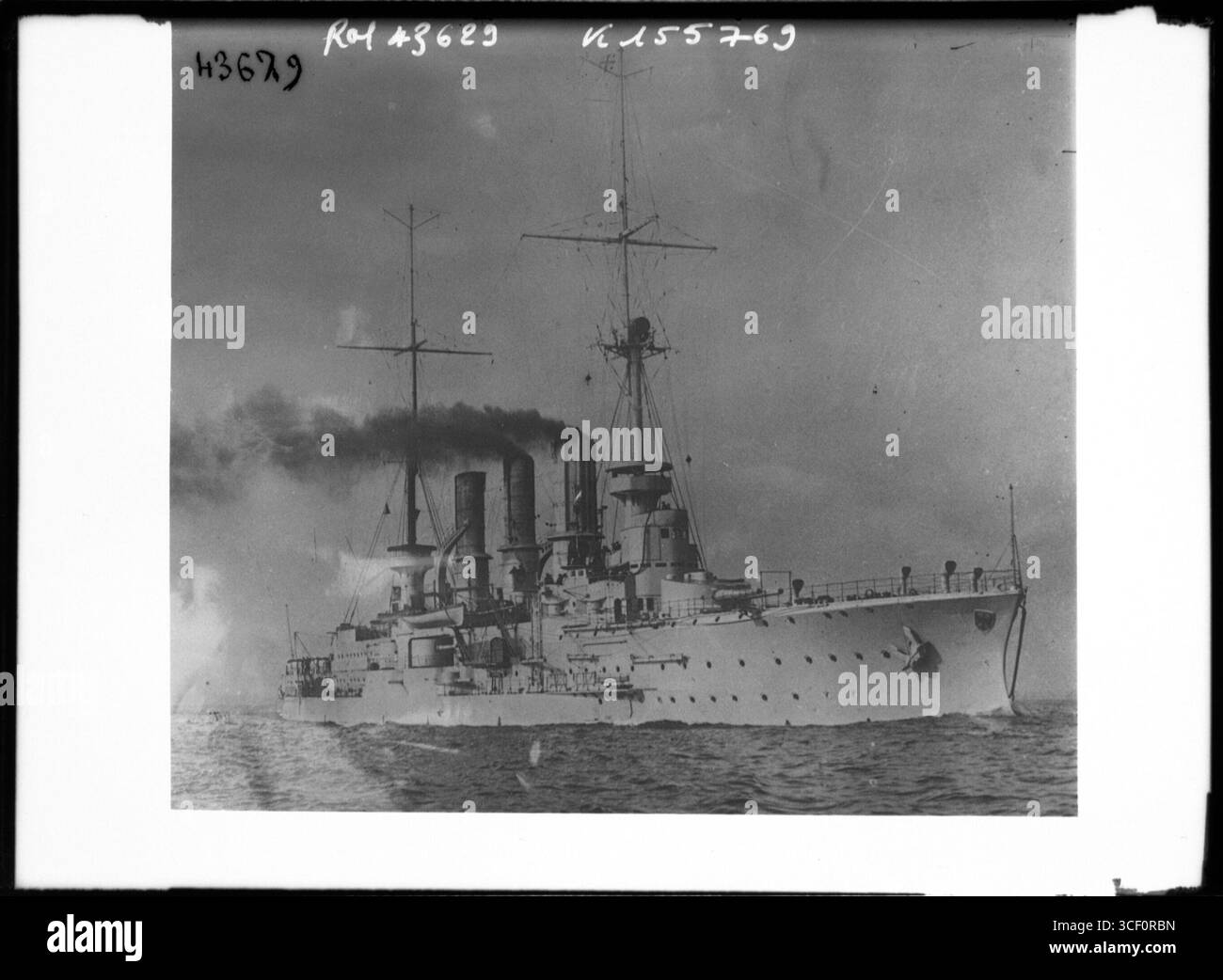 Dieses Foto vom Dezember 1914 zeigt den deutschen Kreuzer SMS Friedrich Karl, der 1903 in Betrieb genommen wurde. Der Kreuzer, Teil der Kaiserlichen Marine, spielte in den frühen Phasen des Ersten Weltkriegs eine Rolle Stockfoto