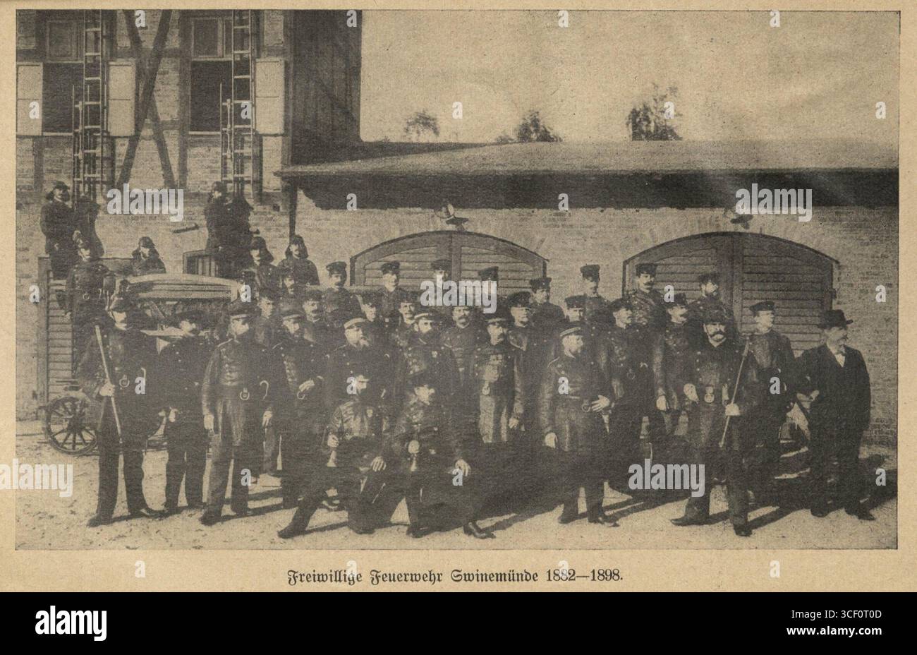 Ein Gruppenfoto der Freiwilligen Feuerwehr Swinemünde, aufgenommen zwischen 1882 und 1898, zeigt die Feuerwehr mit ihrer alten Feuerwehrausrüstung. Stockfoto