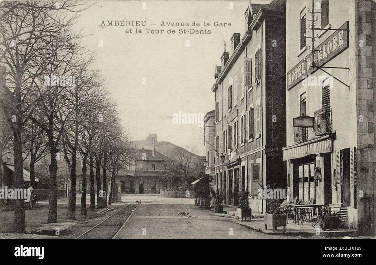 Dieses Foto von ca. 1910 zeigt die Avenue de la Gare in Ambérieu-en-Bugey mit der bemerkenswerten Tour Saint-Denis im Hintergrund, ein Wahrzeichen der Stadt. Stockfoto