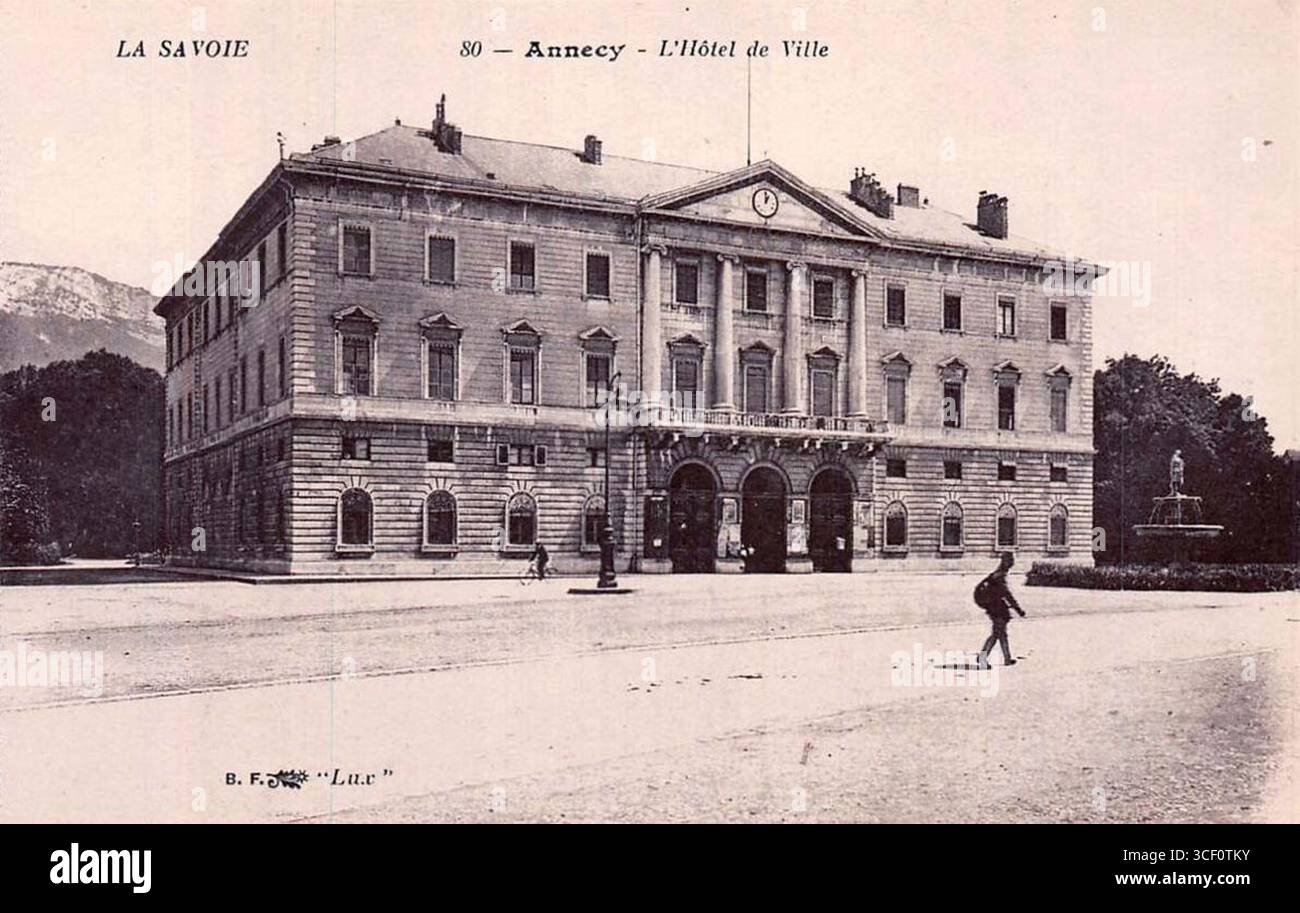 Ein Blick auf die Hôtel de Ville und den Brunnen in Annecy, fotografiert um 1910. Das Rathaus und der Brunnen sind wichtige Wahrzeichen im historischen Zentrum der Stadt und spiegeln die architektonische Schönheit und die bürgerliche Bedeutung der Region wider. Stockfoto