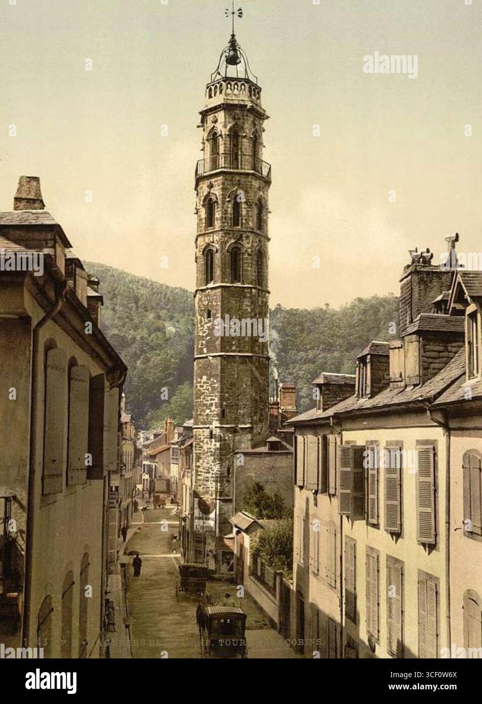 Dieses Bild zeigt die Tour des Jacobins in Bagnères-de-Bigorre, Frankreich, um 1900–1910. Der Turm ist Teil der historischen Architektur der Stadt und steht als Symbol der mittelalterlichen Vergangenheit. Stockfoto