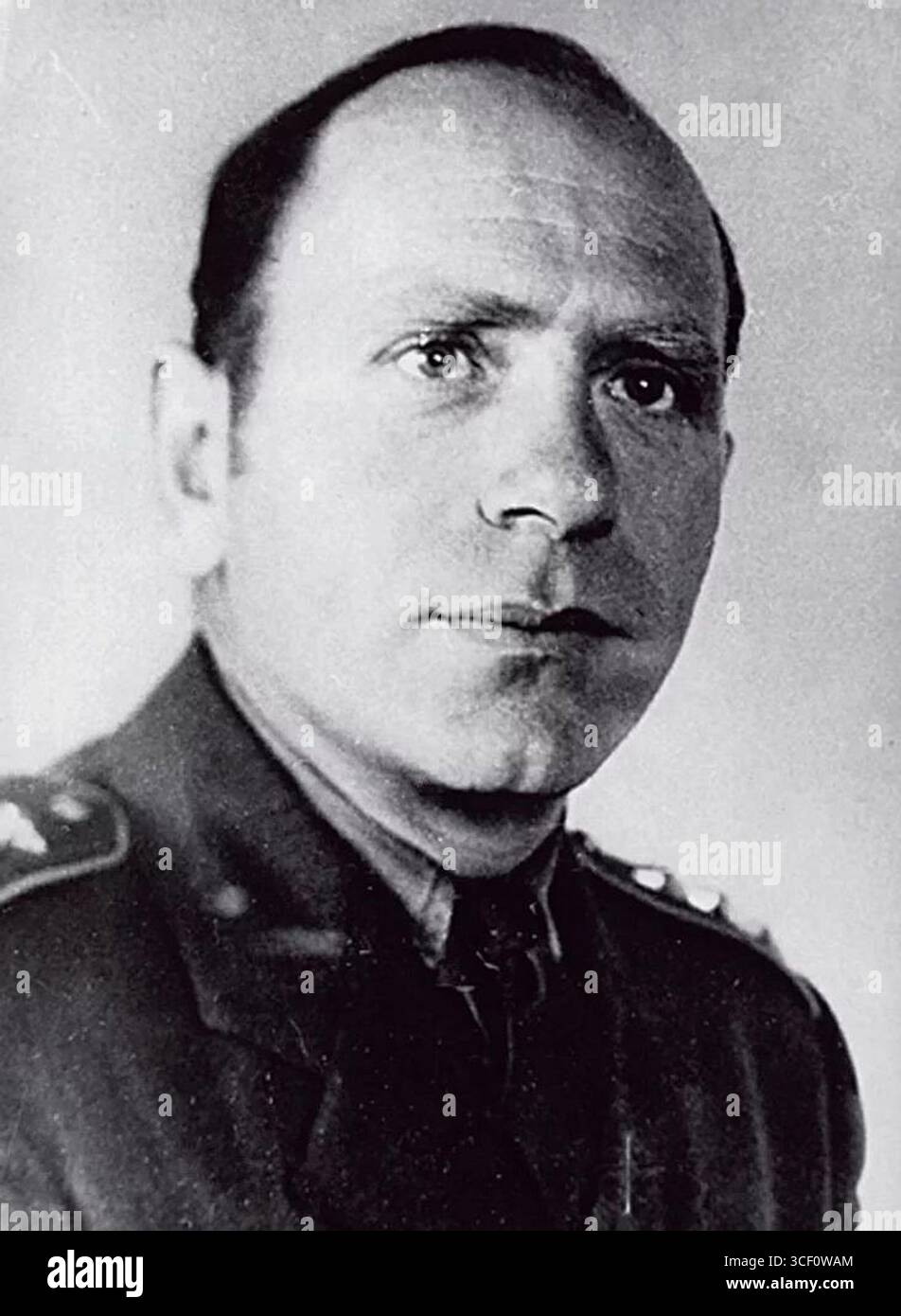 Adolf Horák (1908–1945) war ein tschechoslowakischer Soldat und Kommandeur der Schwefel-Fallschirmjäger-Einheit während des Zweiten Weltkriegs. Er wurde in Lenky geboren und starb 1945 in Terezín, Tschechoslowakei. Das Foto wurde vor 1946 von einem unbekannten Fotografen aufgenommen. Stockfoto