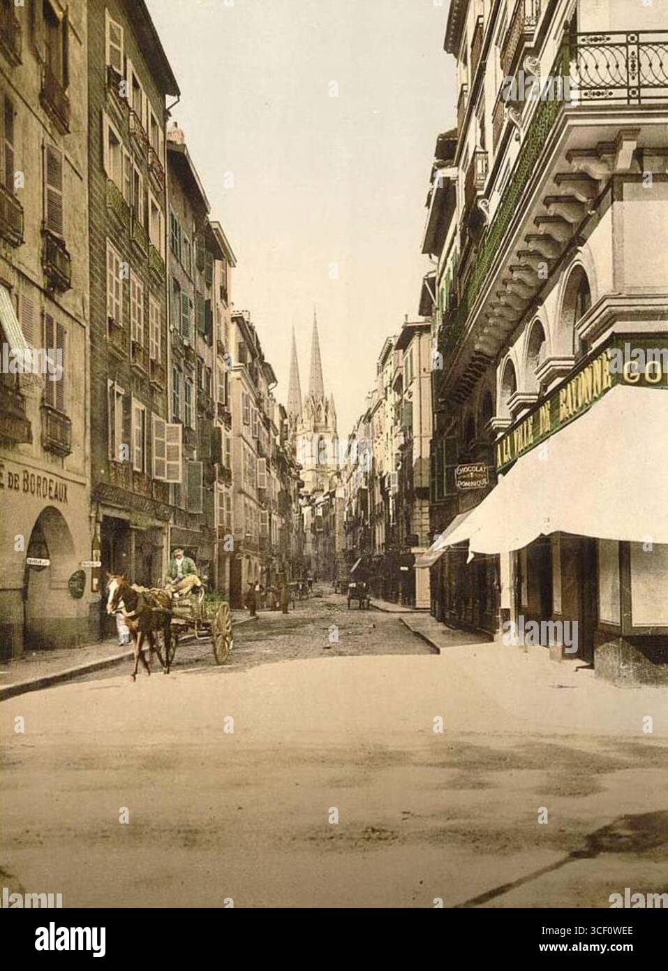 Diese Fotografie aus der Zeit um 1890 zeigt einen Panoramablick auf Bayonne, Frankreich, und zeigt die städtische Landschaft und architektonische Besonderheiten der Stadt des späten 19. Jahrhunderts. Stockfoto