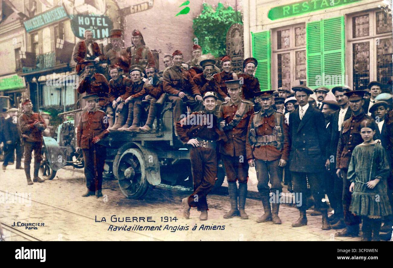Dieses Bild zeigt britische Truppen in Amiens, Frankreich, 1914, die militärische Aktivitäten in den frühen Phasen des Ersten Weltkriegs darstellen. Das Foto gibt einen Einblick in die britische Präsenz in der Region während des Konflikts. Stockfoto