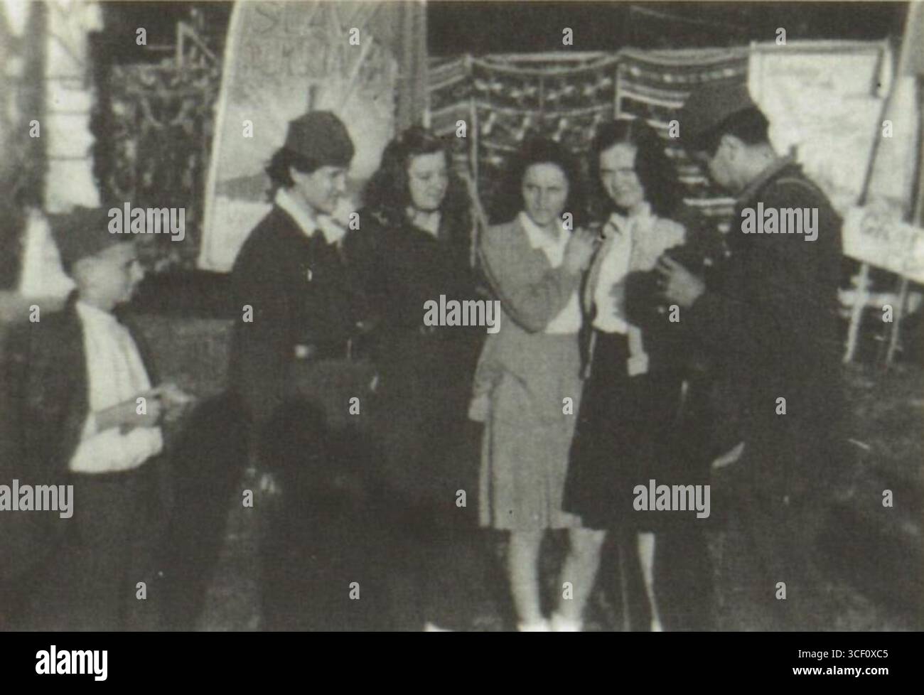 Dieses Bild aus dem Jahr 1945 zeigt Frantika Mack, Mitglied der tschechoslowakischen 1. Brigade Jan Cika z Trocnova, die zwischen 1943 und 1945 in Jugoslawien diente. Das Bild spiegelt einen bedeutenden Moment aus Osteuropa im Zweiten Weltkrieg wider. Stockfoto
