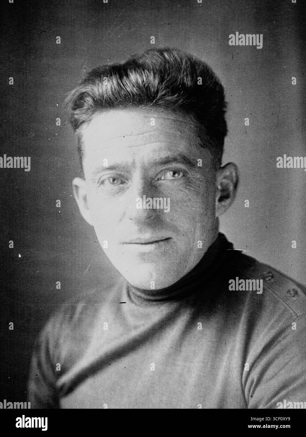 Eine zugeschnittene Fotografie von André Marcot aus dem Jahr 1929, einer Schlüsselfigur der französischen Fotografie und Medien. Das Bild fängt ihn während seiner aktiven Jahre als Journalist und Fotograf für Agence de presse Meurisse ein und spiegelt die Zeit des Fotojournalismus der späten 1920er Jahre wider Stockfoto