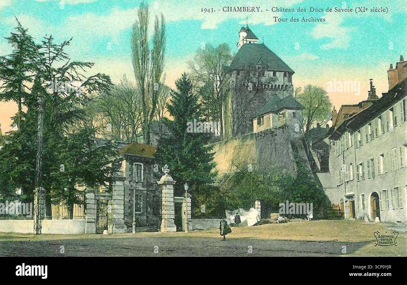 Dieses Foto, aufgenommen um 1900–1910, zeigt das Château des Ducs de Savoie in Chambéry, Frankreich, zusammen mit der nahegelegenen Tour des Archives. Das Bild zeigt die historische Architektur und die Bedeutung dieser Wahrzeichen in der Vergangenheit der Region. Stockfoto
