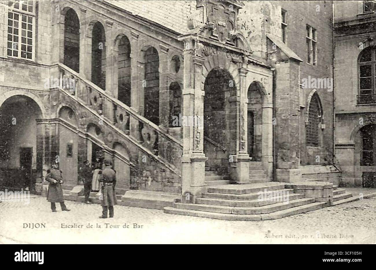 Ein Foto, das zwischen 1900 und 1910 von der Treppe der Tour de Bar in Dijon, Frankreich, aufgenommen wurde. Dieses Bild hebt den historischen Turm und seine architektonischen Details hervor. Stockfoto