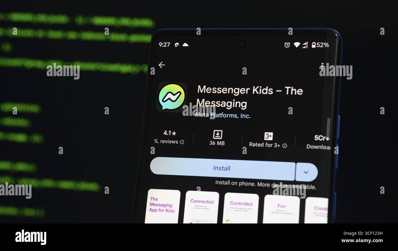 Smartphone mit Messenger Kids App von Mota Platforms Inc., bereit zur Installation im Dunkelmodus Stockfoto