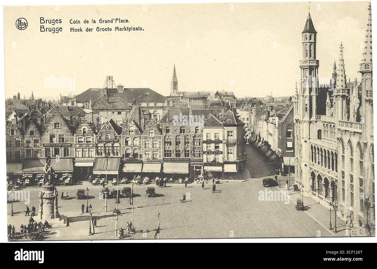 Ein historischer Blick auf den Grand'Place (Groote Marktplaats) in Brügge, Belgien, mit der Ecke des Marktplatzes. Das Foto zeigt die architektonischen Merkmale des Platzes und seine zentrale Rolle im Handel und im gesellschaftlichen Leben der Stadt. Stockfoto