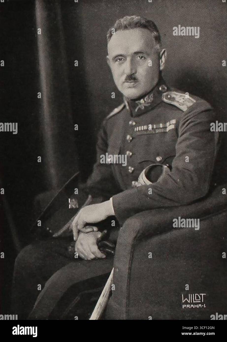 Dieses Foto aus dem Jahr 1937 zeigt General Jan Netík, eine Schlüsselfigur der tschechoslowakischen Militärgeschichte. Das Bild entstand um die Zeit seiner Beteiligung an der Russischen Revolution und seiner Rolle in der tschechoslowakischen Verteidigung. Stockfoto