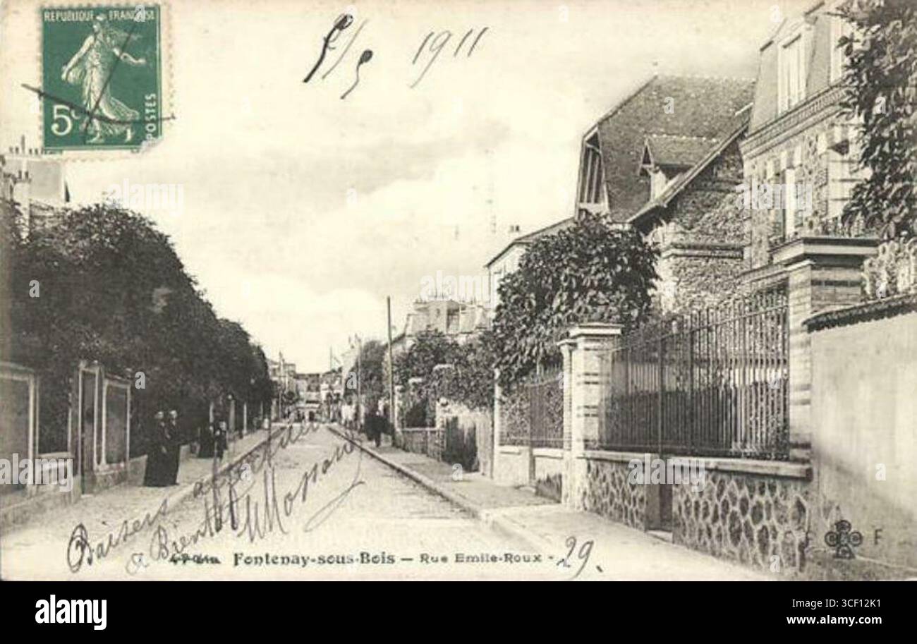 Rue Emile-Roux in Fontenay-sous-Bois, fotografiert im Jahr 1911, zeigt die Straße im frühen 20. Jahrhundert mit typisch französischer Architektur und Infrastruktur. Stockfoto